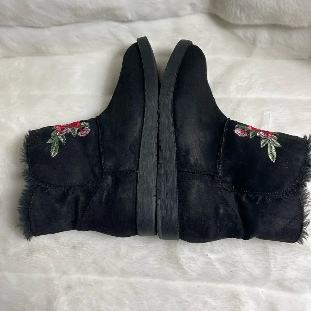 Rock & Candy black faux suede boots .Red rose embroidery faux fur lining SZ10